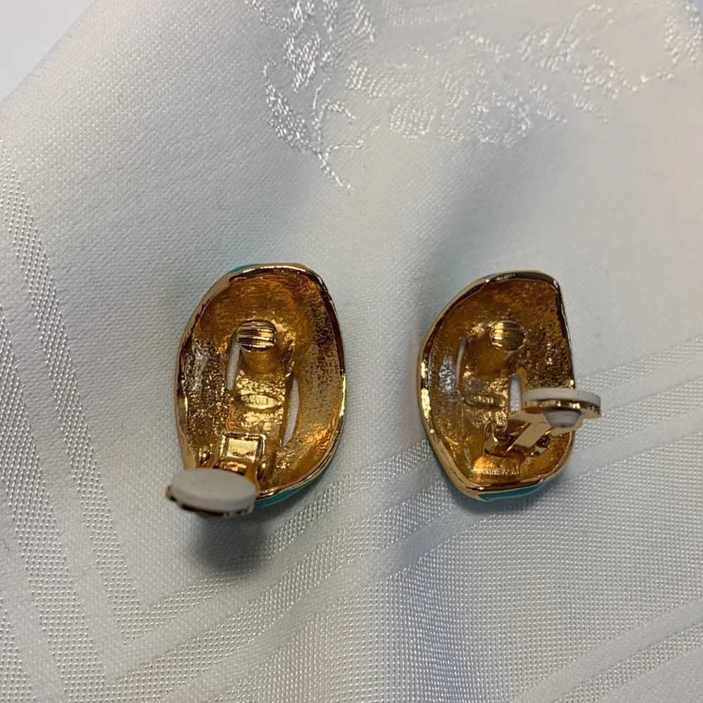 AVON Clip Earrings Enamel Turquoise Teal Gold Tone Swirl 1 1/2” Wavy Beachy EUC
